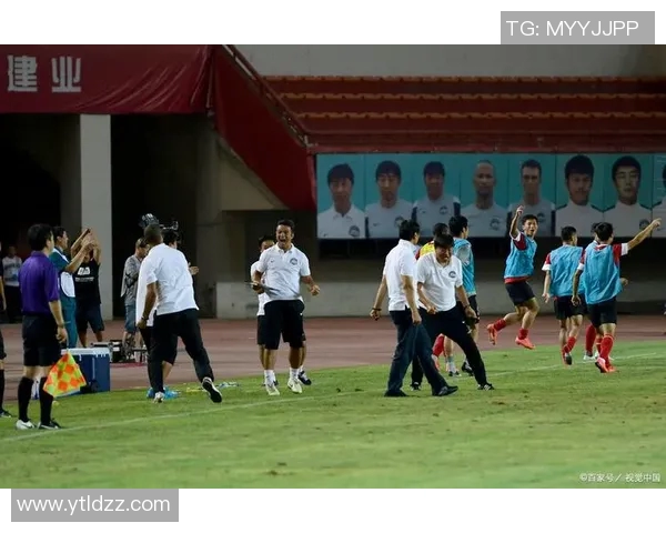 西安足球队展现灵活战术与团队协作的精彩表现分析 西安足球队展现灵活战术与团队协作的精彩表现分析